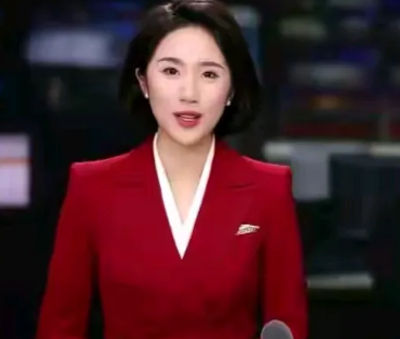 老妈刷手机突然喊："快看！杭州台这个主播不对劲！"凑近一瞧，屏幕里的主持人瞳孔泛