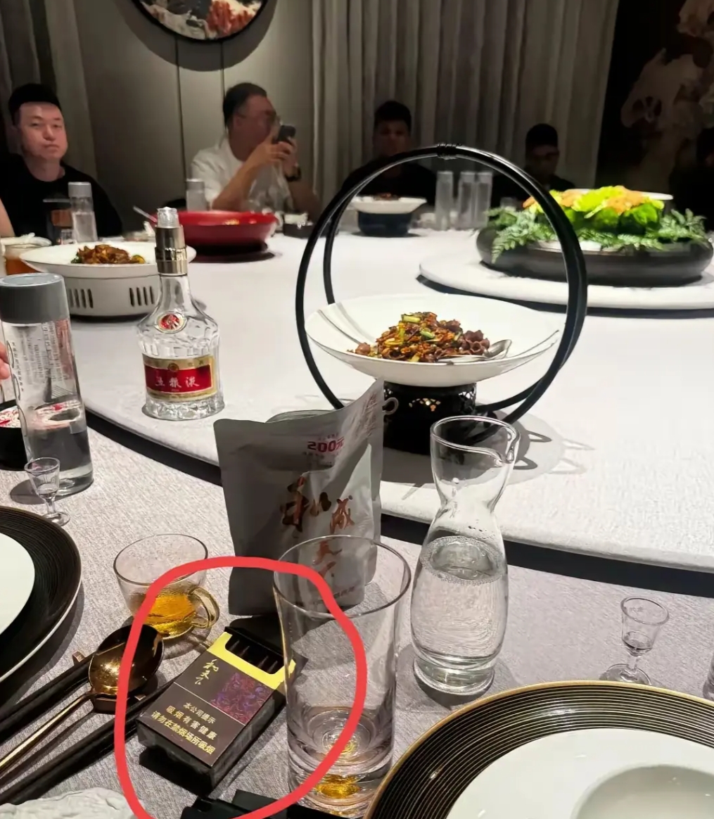 同学聚会，看到同学抽的烟，大家快给我看看这什么档次？