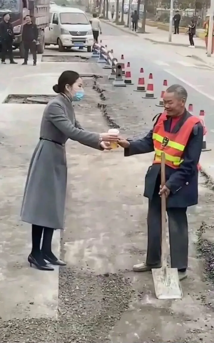 网红献爱心，这种摆拍，这不是赤裸裸的侮辱人吗？我要是环卫工人，我直接扔了[发怒]