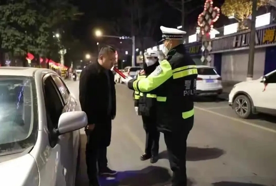 醉驾新姿势？交警都懵了！
深夜查酒驾，逮着个醉汉呼呼大睡，位置居然是…副驾驶！好