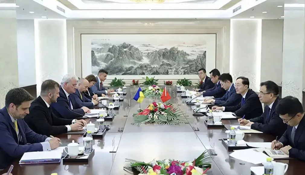 与中国磋商的乌克兰代表团，连脸都不好意思抬了！
6月5号乌克兰的第一外交副外长来