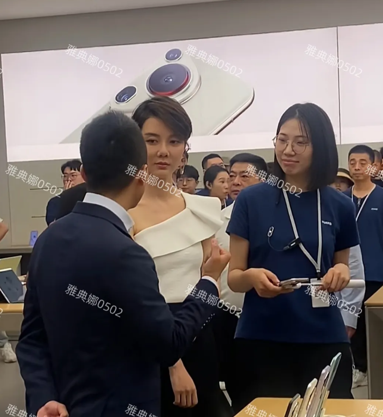 车晓要是不整鼻子就好了！
她本人真的很高很白身材特别好，脸小脖子长非常有气质，站