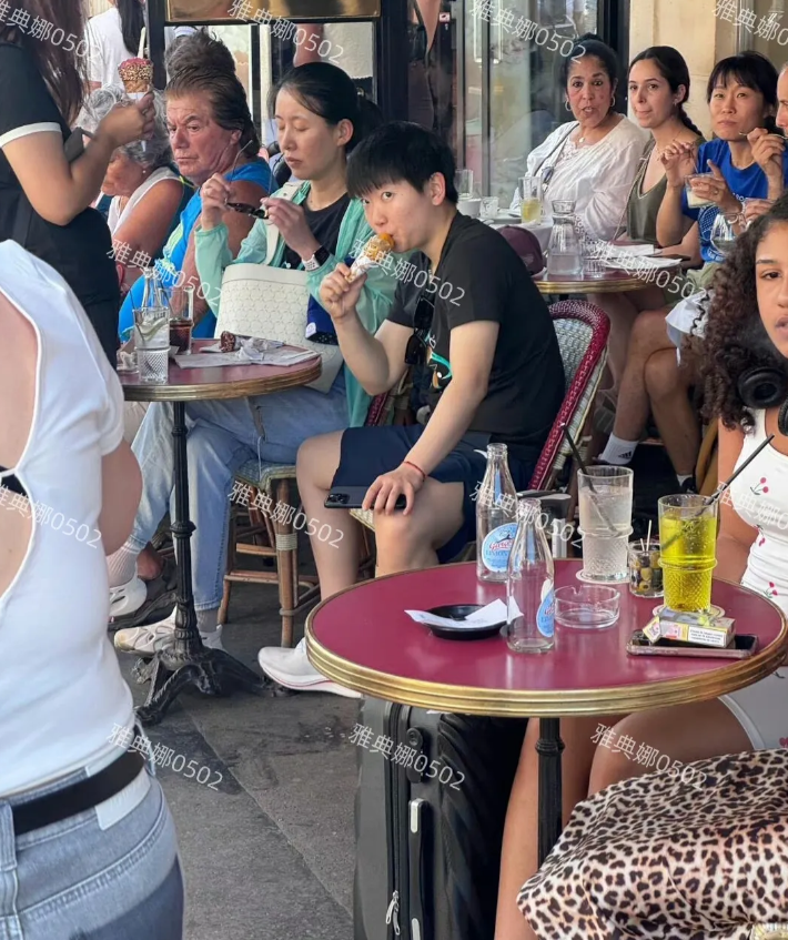 巴黎街头偶遇孙颖莎，赛场上的小魔王，私下居然这么可爱，小小一只脸胖乎乎的大眼睛忽