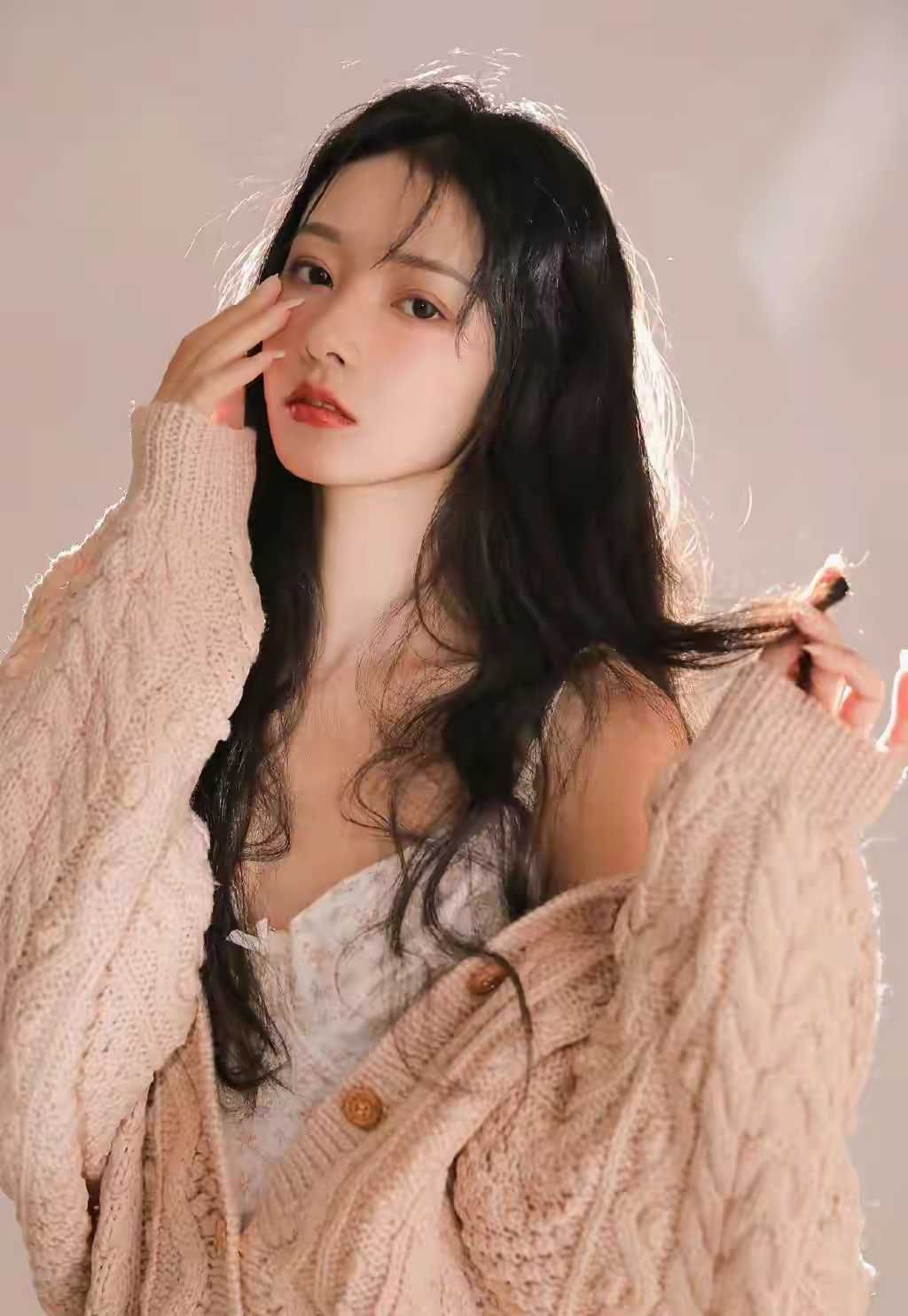 发现了吗，
夫妻两地分居时间长了，
等老公回来的时候，
晚上所有事都办完了之后，