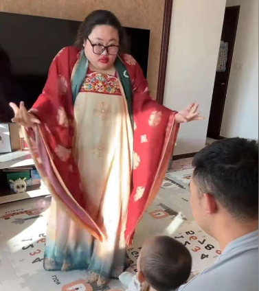 兄弟们，假如你有个这样的老婆，下班后还会为您跳舞解压，你会几点回家？