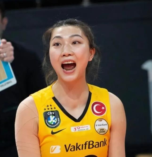 蔡斌让袁心玥当队长是错误决定。袁心玥不当中国女排队长，才能最大限度的发挥自己的实
