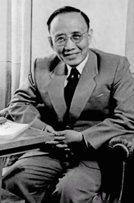 新婚夜，郭沫若见新娘子太丑拒绝同房。突然，新娘子拉住他的衣袖，卑微地哀求道：“求