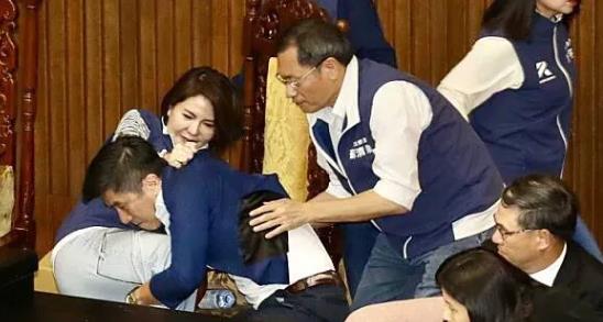 立院冲突   陈菁徽控钟佳滨再度袭臀 批“恶男”

台立院今日早上爆发肢体冲突，