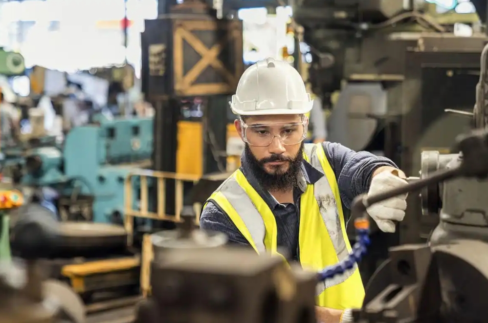 华裔工程师正在退出美国军工企业，他们留下的空白，正在被印度工程师占据。
我觉得这