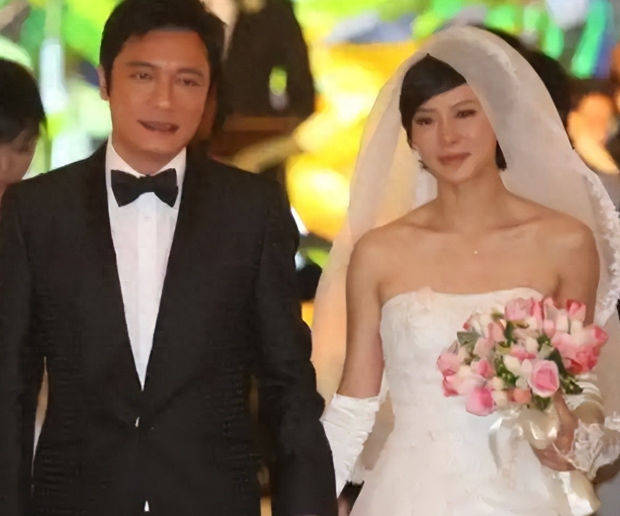 2008年，影帝罗嘉良把所有资产豪宅都留给了老婆方敏仪，并承诺按月给儿子生活费，