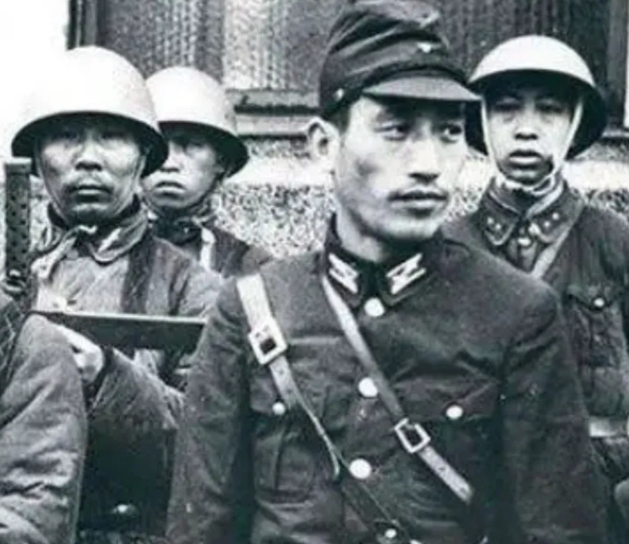 抗日时期，一伪军趁乱偷出连长的驳壳枪，还藏进马粪里，眼中透着决绝，他要干一票大的