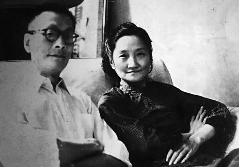 1928年，徐志摩的母亲推开卧室门，眼前的景象令她震惊不已：徐志摩、妻子陆小曼与
