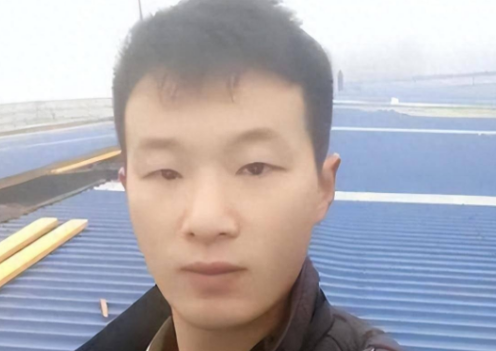 河南人，真中！2022年，女子开车掉进河里，河南小伙奋不顾身跳河救人，就在体力即