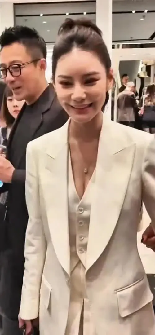 建议张兰和马筱梅联手跳过汪小菲，着重培养马筱梅和汪小菲的孩子做接班人。

汪小菲