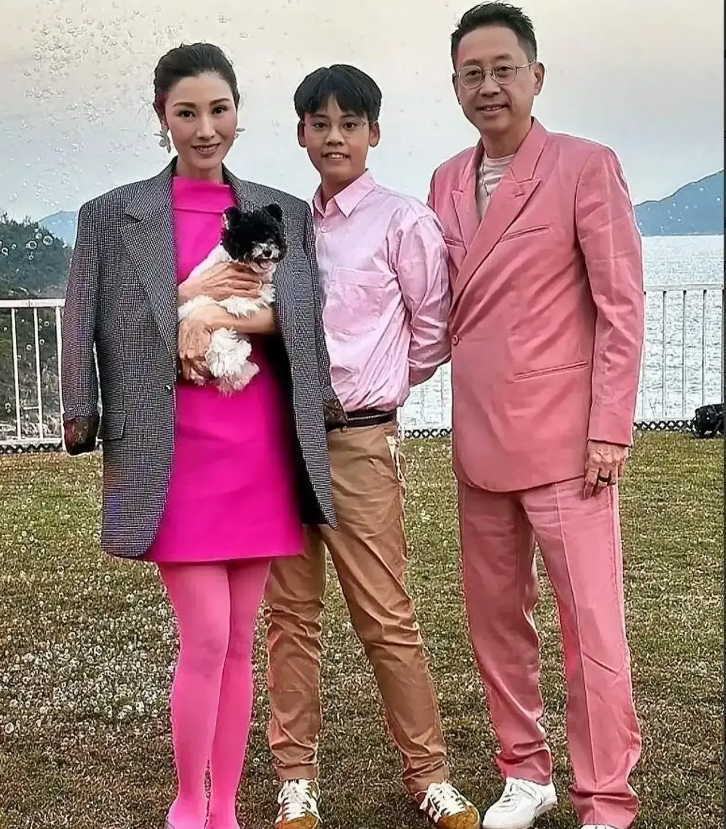 李美人嫁入豪门那么多年了，一家三口这个牙齿是越来越像了，只是想不明白她老公许晋亨