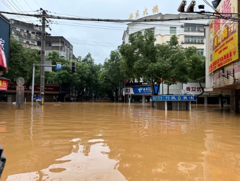 平江特大暴雨引发关注，暴雨天凡是看到有电线、电缆明线、路灯、广告灯箱、电动闸门，