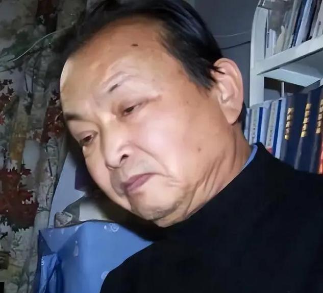 在中缅边界，有人悄悄拉住傅衍鲲，神色紧张地说：“他们已经发现你是卧底了，绝对不能再回去冒险了！”