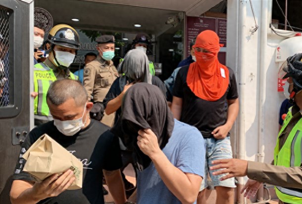 泰国警察绑架勒索中国游客，疑似有华人“协助”。据泰国方面消息，泰国皇家警察总署副