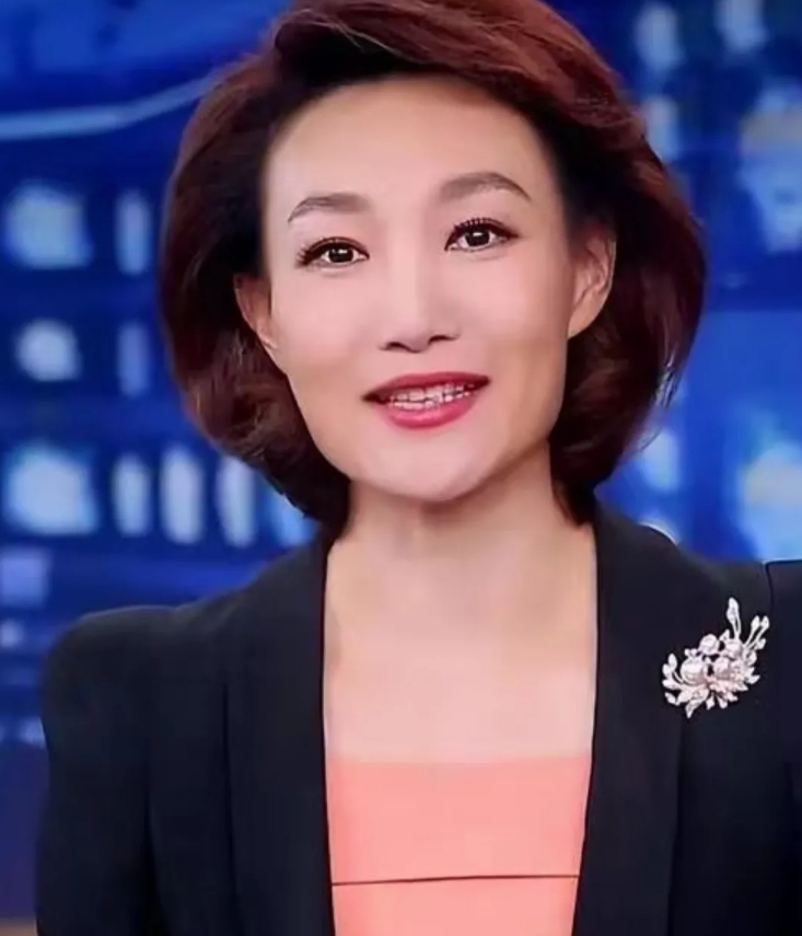 都认识她吧！年近50至今未婚，这么多年了她端庄大气的容颜一直没变，岁月的痕迹感觉