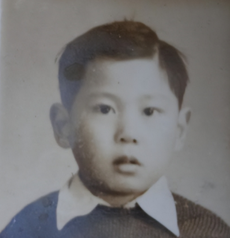 1991年，一名3岁男童竟在外公眼皮子底下离奇失踪。父亲因此抑郁自杀，而母亲坚持
