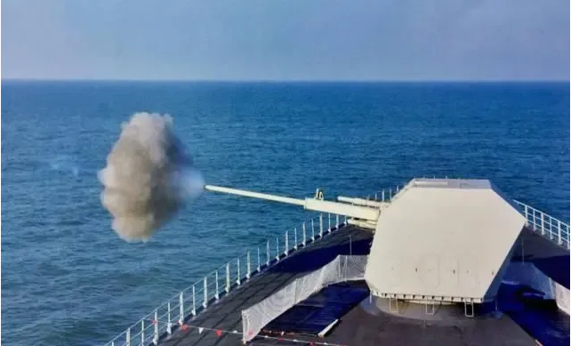 055大驱上的舰炮射速可达每分40发，相当于一个炮兵营的火力！陆军火炮为何达不到