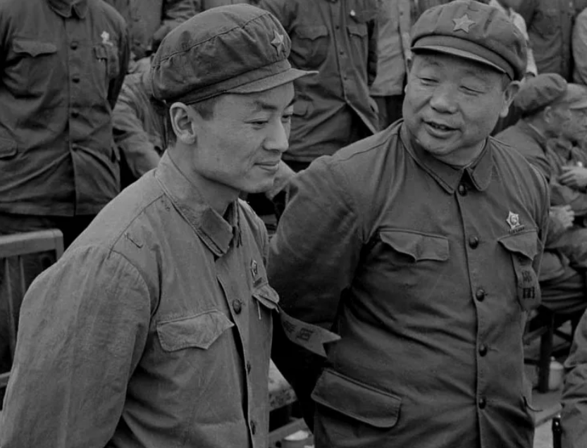1930年冬天，红11军攻下河南光山县城。一天，班长陈锡联进城后，意外遇见了老班
