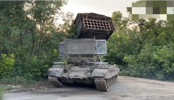 温压火箭炮立功！阿瓦迪夫卡西北方向，俄军迅速进攻，大量使用TOS-1A“日炙”温