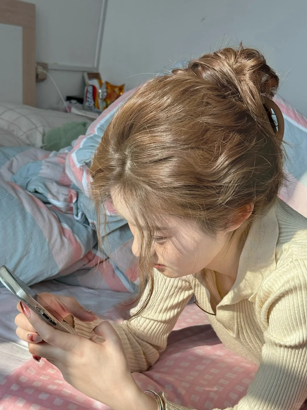 发现 染了头发真的会。。。
真的会变好看！！网上说的换发色如换人是真的！
之前染