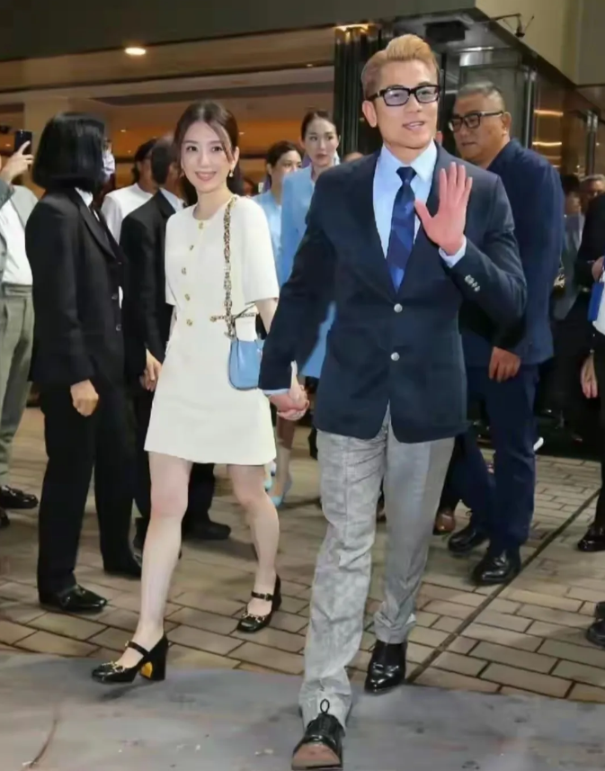 如今还是有很多人吐槽郭富城老婆方媛是名媛培训班里面出来的，认为他前女友熊黛林更有