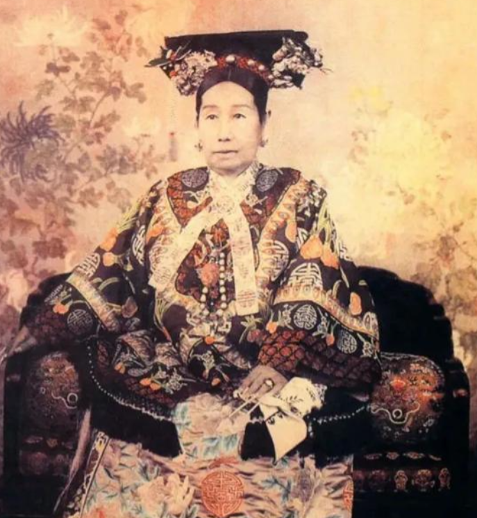 慈禧正在颐和园乘凉，突然，她发现一个小娃娃在草丛里玩耍，于是便好奇的问李莲英：“