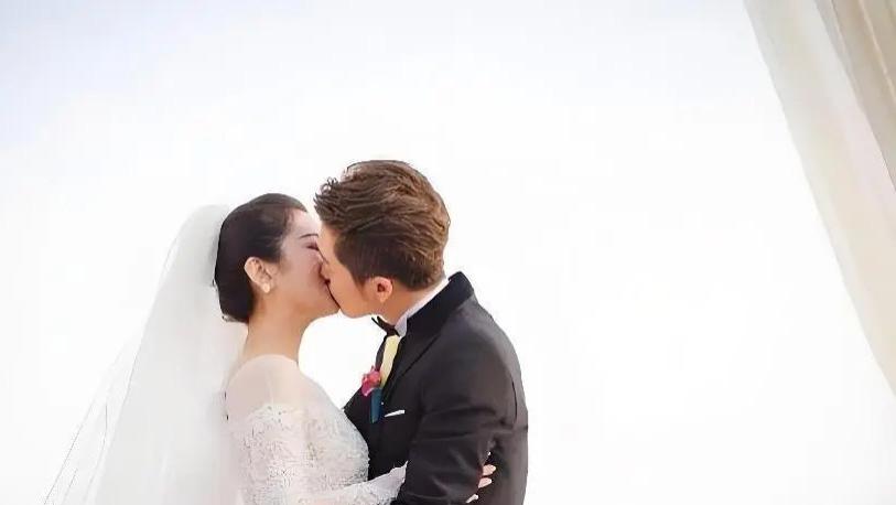 明星夫妻离婚4年后高调同框，承认离婚不离家，去年还在一起过年