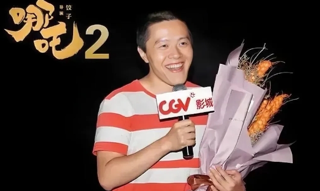 《哪吒2》的导演饺子彻底翻身了，截止到2月15日票房累计高达157.53亿，导演