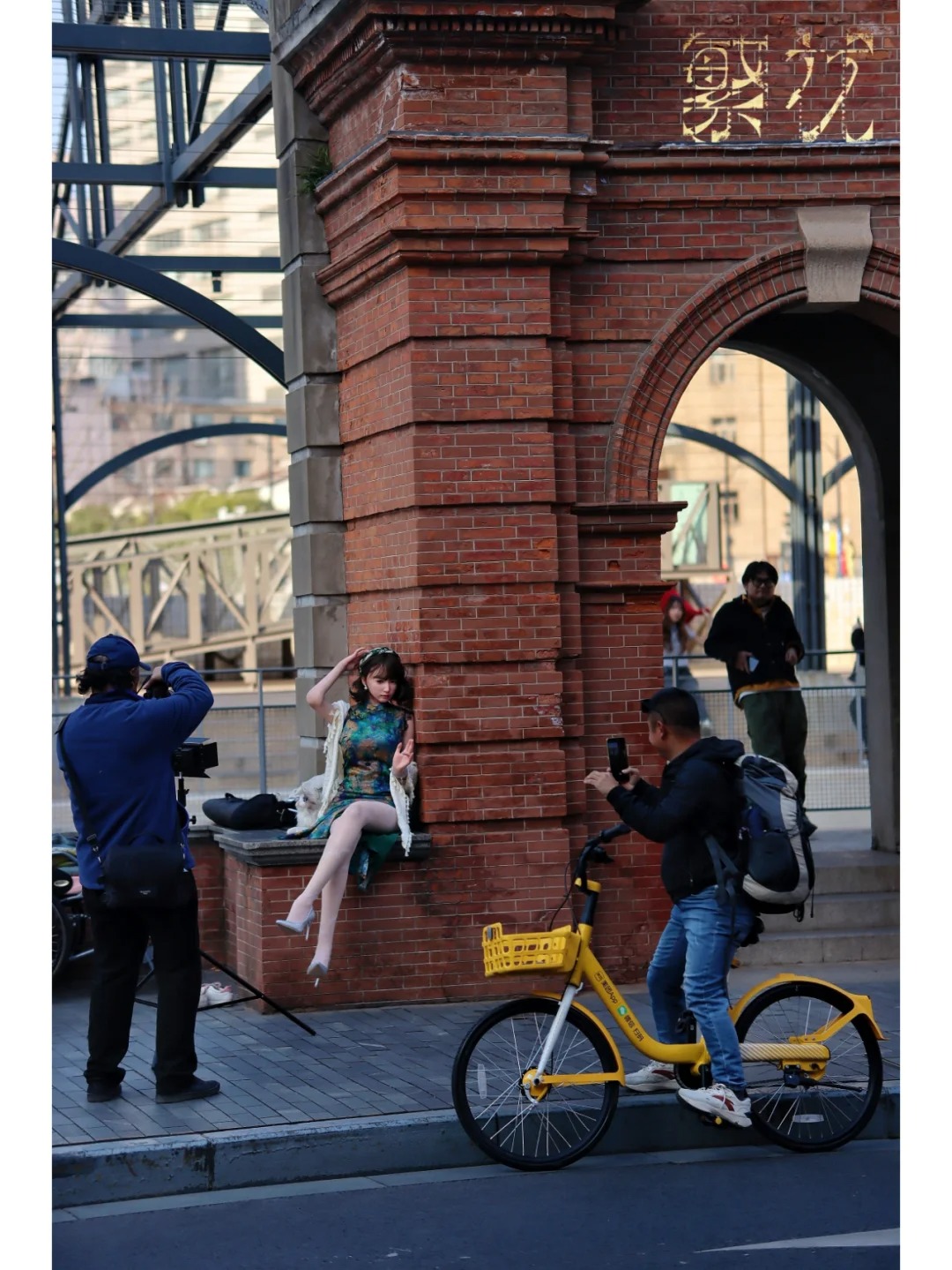 上海大叔还是太超前了，带着GUIJIAO女友
就敢出门外拍，引得周围好多人围观拍