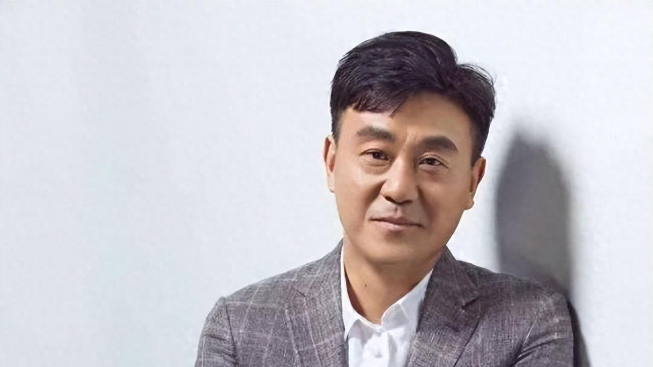 他是国家一级演员，长得不帅但被漂亮同桌追求，结婚26年零绯闻