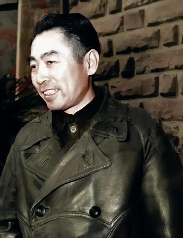 1945年，重庆谈判期间，周总理的罕见留影。镜头下的他身穿皮衣，身姿挺拔，面露浅
