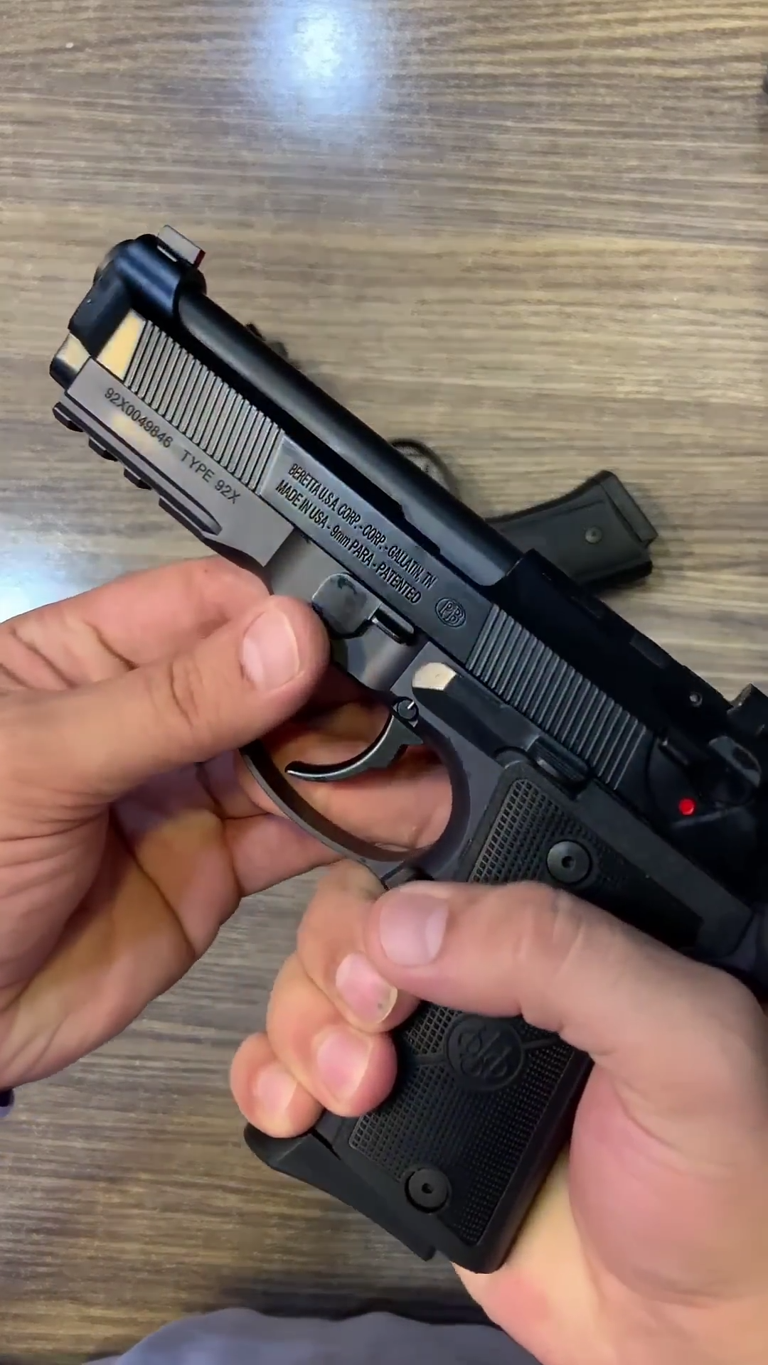 92X手枪是意大利著名武器制造商伯莱塔公司推出的全新系列，结合了现代化设计和经典