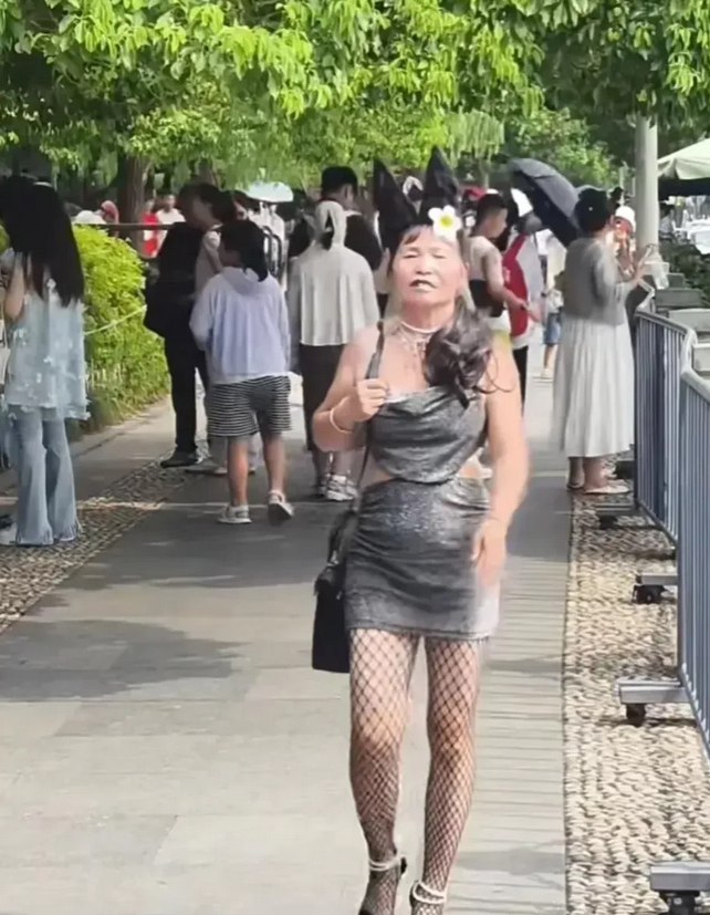 她来了她来了，她迈着自信的步伐走来了。
小皮裙大波浪，整条街我最浪。

你别说阿