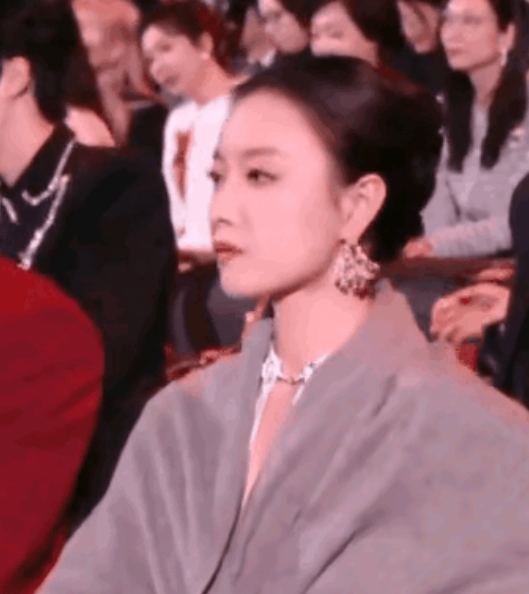 倪妮在一众明星中，不仅坐姿霸气，而且嘴里嚼着东西好松弛大牌的样子。
看来倪妮的自