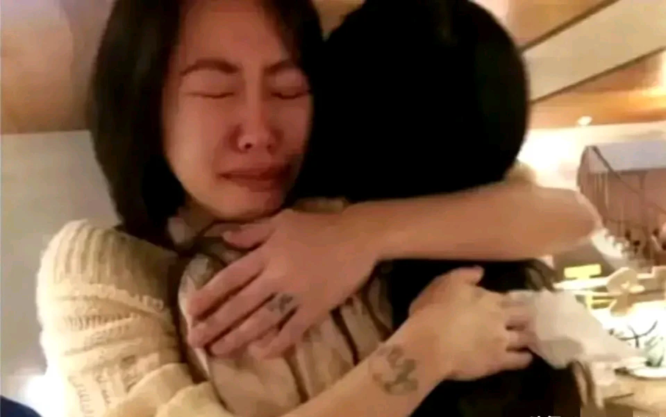 小曲线发现二女儿Lily才16岁早恋了，还写信给男生，抱着女儿哭了起来。
小曲线