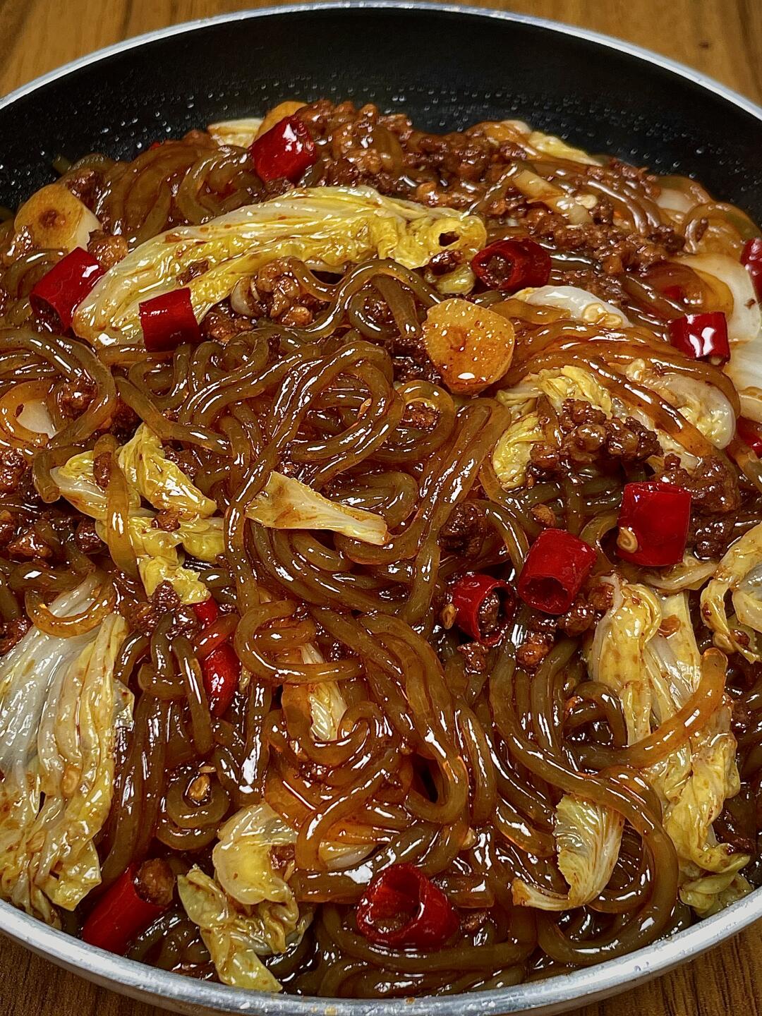 肉末娃娃菜炖粉条，一定要试试！
粉条吸满汤汁，肉沫焦香入味，娃娃菜香甜可口，天人
