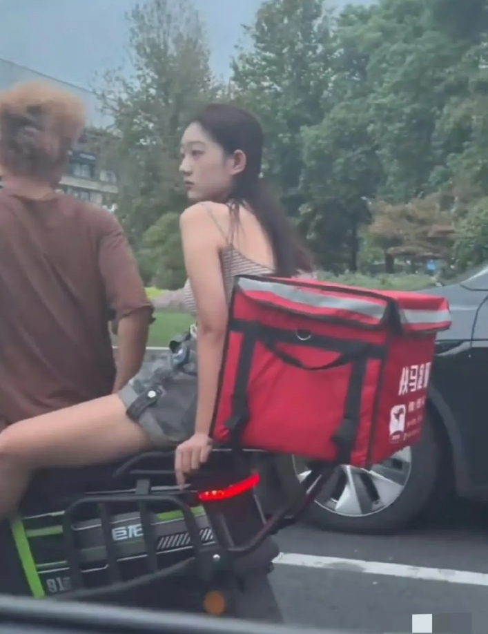 至今想不通，黄毛的魅力到底是什么？
