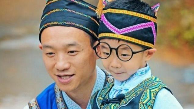 杨威13岁儿子杨阳洋新冠刚痊愈，偷玩手机到凌晨，被体罚跑2小时