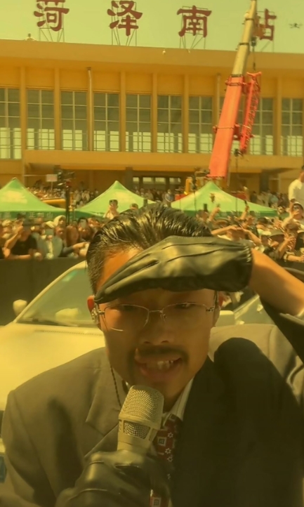 郭有才，了解完他的人生经历后，真心觉得他太不容易。他生命中最大的两个贵人，一是他