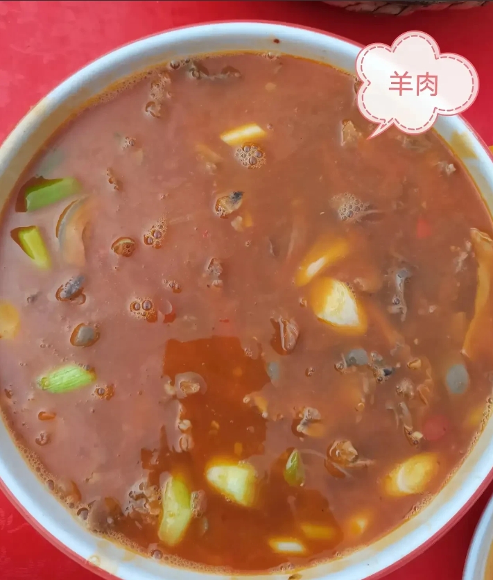 我家乡的美食是长平黑山羊，萍乡人爱吃羊肉，家有红白喜事，少不了羊肉，号称无羊不成