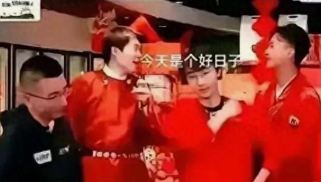 面对铺天盖地的网暴，董宇辉像匍匐的小草，隐忍委屈，保全别人的体面。
 
世事咋就