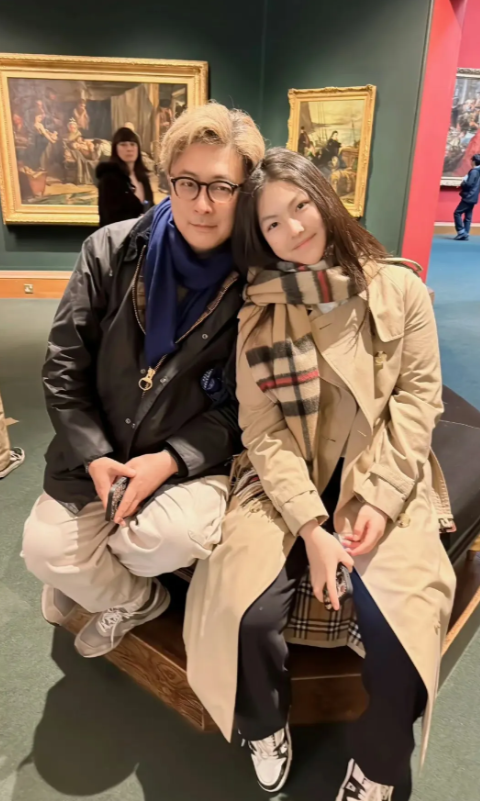 王诗龄跟爸爸王岳伦看画展，一身英伦风大牌价值超过4万，贵气十足。
14岁的王诗龄