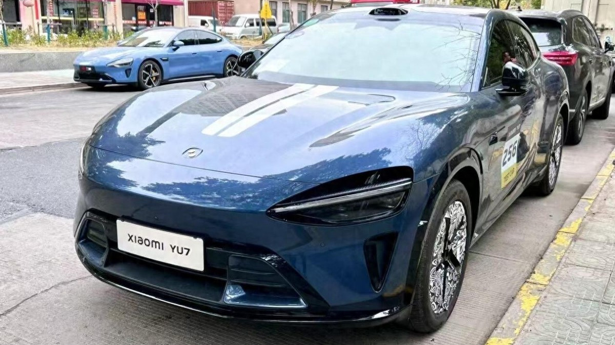 小米YU7实车现身街头，蓝色车漆很有质感