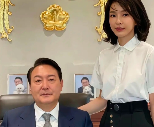 尹锡悦最新消息！今天韩国市中，超过万人集会声援尹总统！
雨中，人群挥舞着太极旗和