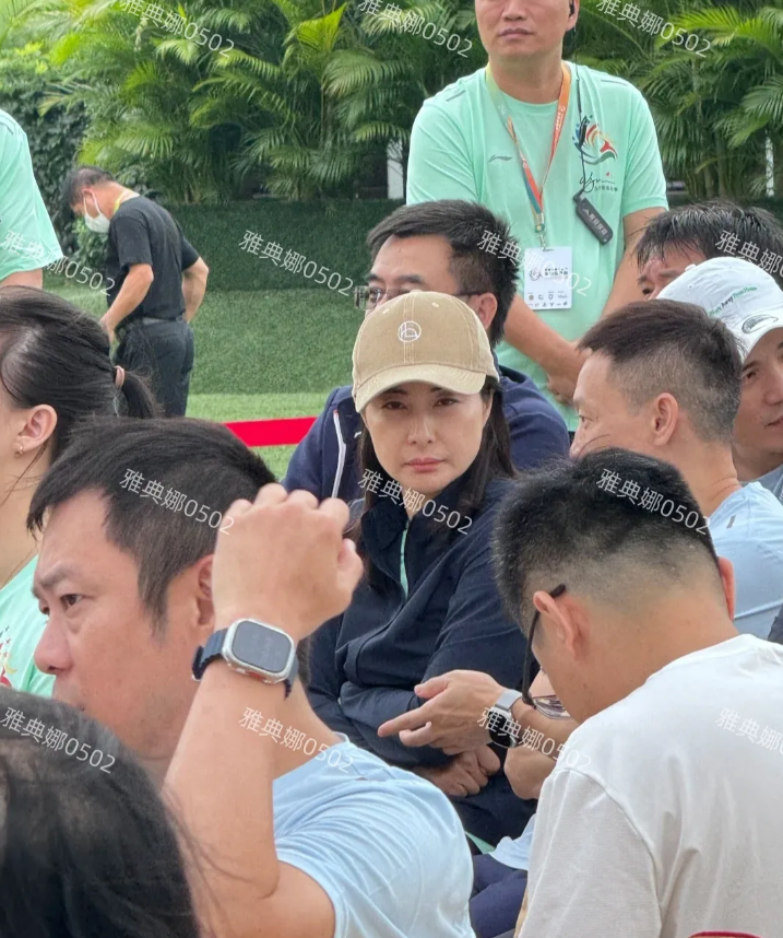 偶遇郭晶晶，她是怎么做到又有亲和力气场还特别强大的？
本人脸型特别立体饱满，眉眼