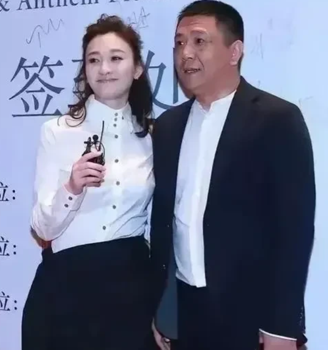 真相大白！原来节目里的老板娘就是李小冉本人！难怪她那么有气场，又总是板着脸，原来